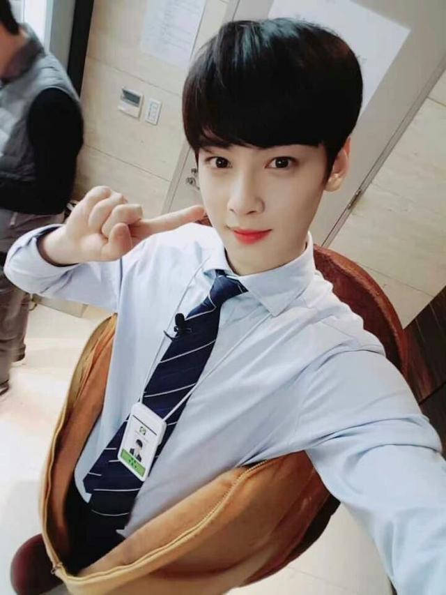 韩素希车银优合体拍广告 并肩听音乐浪漫氛围感满满