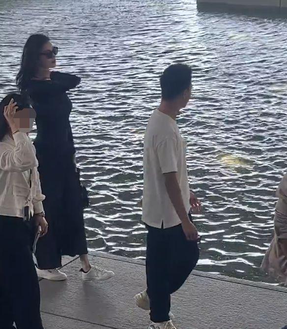 奚梦瑶与丈夫度假被偶遇，两人录视频好恩爱
