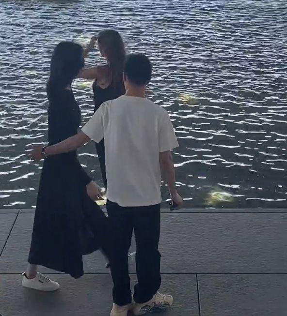 奚梦瑶与丈夫度假被偶遇，两人录视频好恩爱