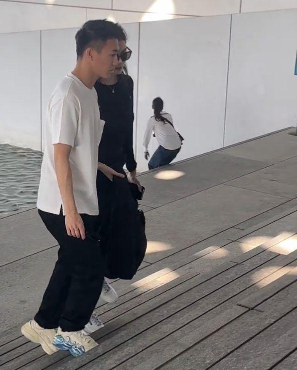 奚梦瑶与丈夫度假被偶遇，两人录视频好恩爱