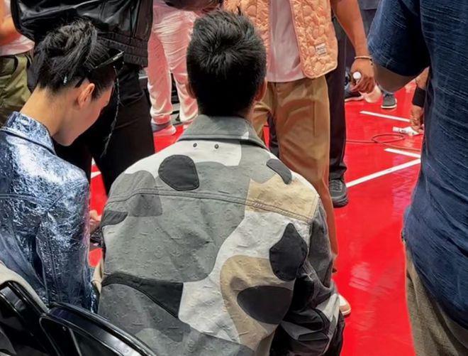 奚梦瑶与丈夫度假被偶遇，两人录视频好恩爱