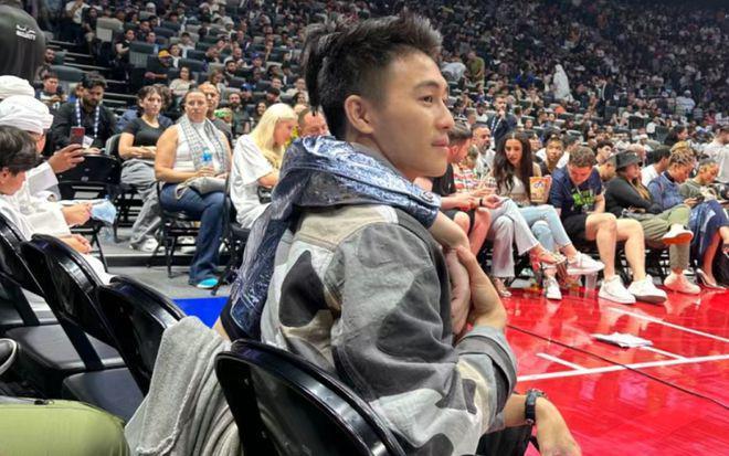 奚梦瑶与丈夫度假被偶遇，两人录视频好恩爱