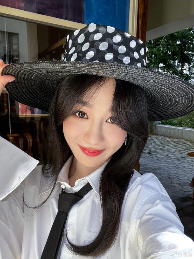 杨紫晒巴黎旅程plog 穿精致衬衫套装闪耀浪漫之都