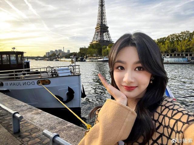 杨紫晒巴黎旅程plog 穿精致衬衫套装闪耀浪漫之都