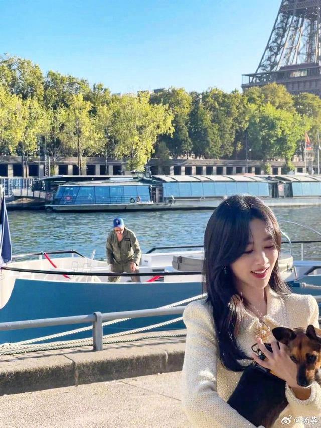 杨紫晒巴黎旅程plog 穿精致衬衫套装闪耀浪漫之都