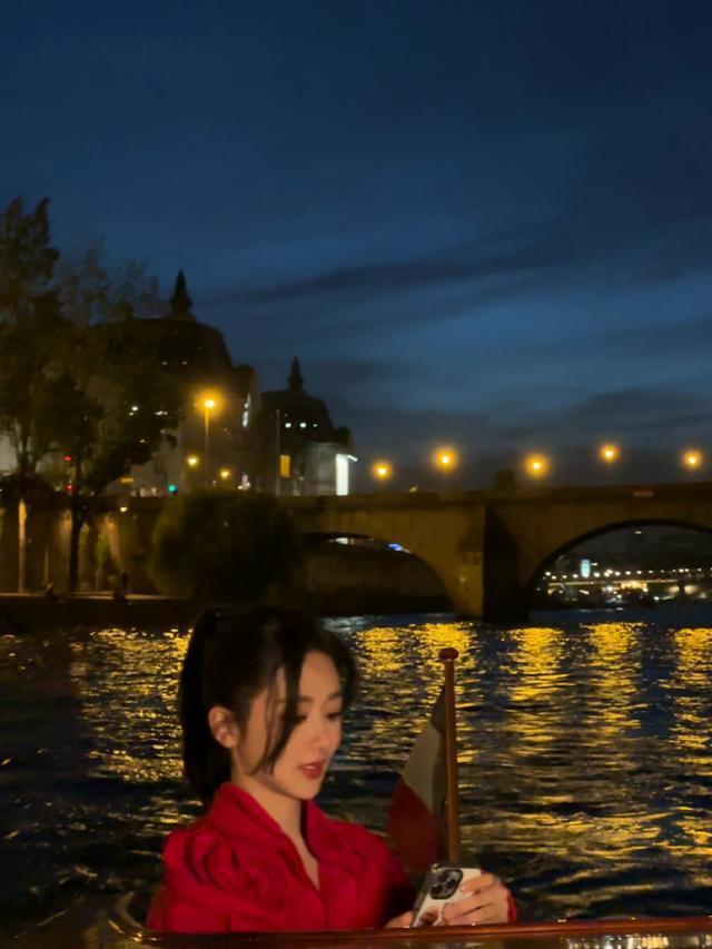 杨紫晒巴黎旅程plog 穿精致衬衫套装闪耀浪漫之都