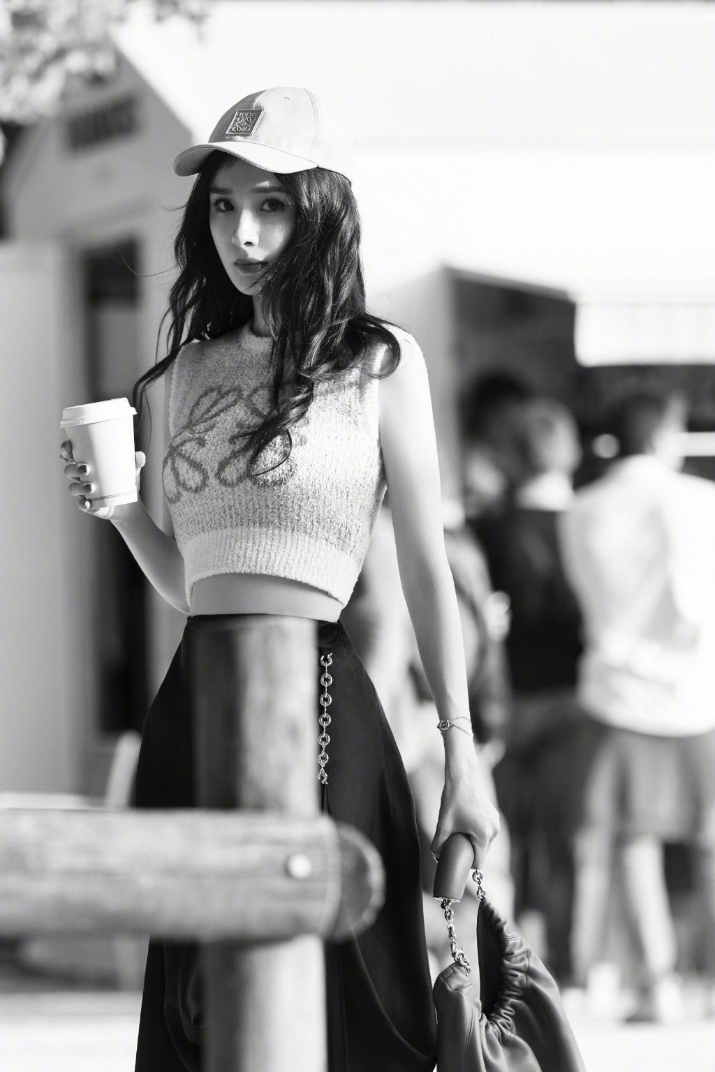 杨幂穿背心配黑裙露蛮腰 戴棒球帽休闲随性