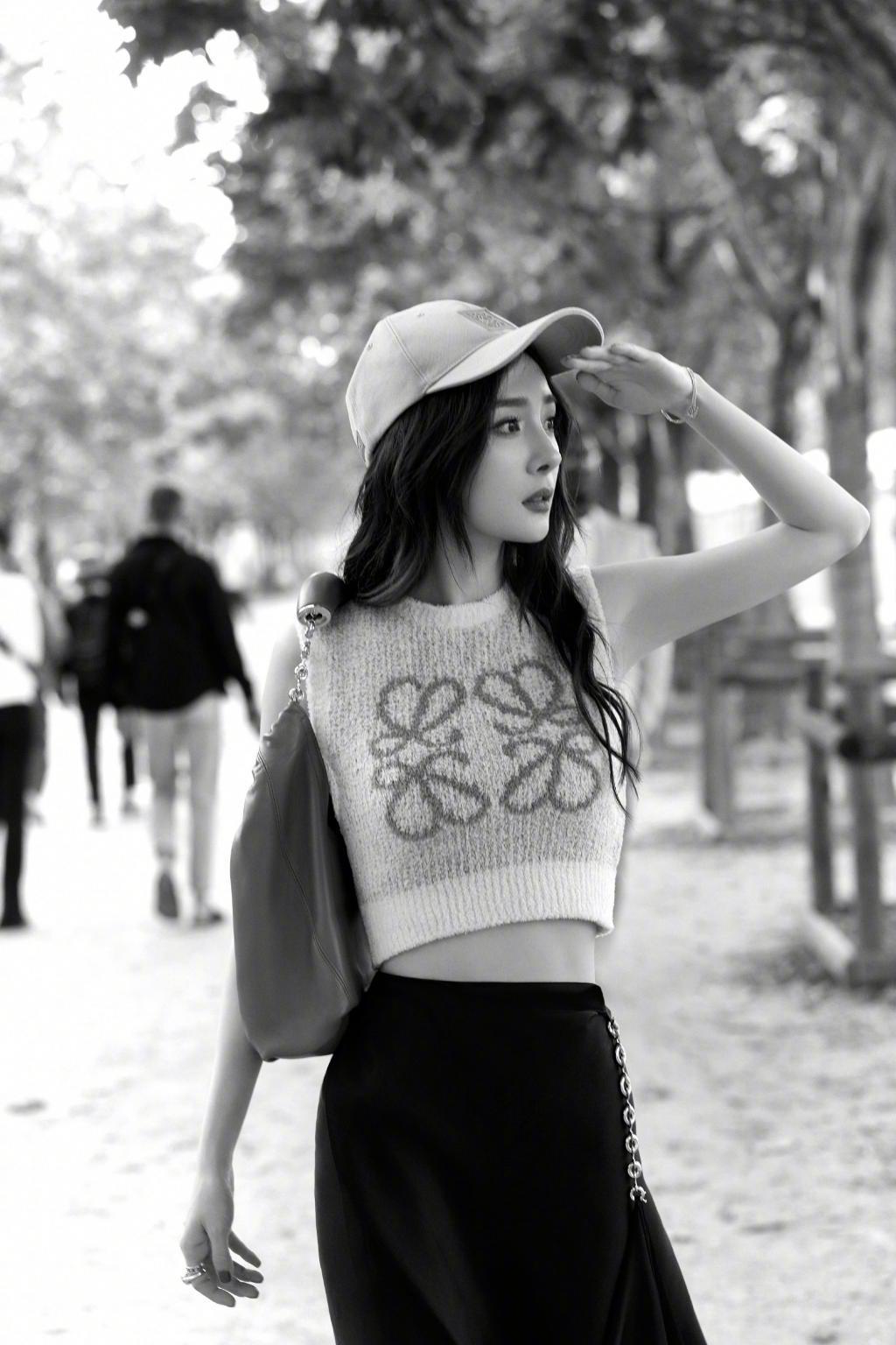 杨幂穿背心配黑裙露蛮腰 戴棒球帽休闲随性