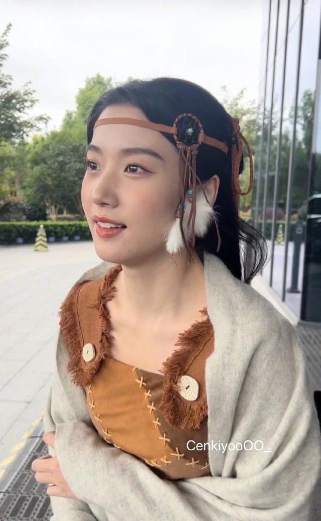 卢昱晓《王牌对王牌》美拉德造型曝光 甜笑和路人比心
