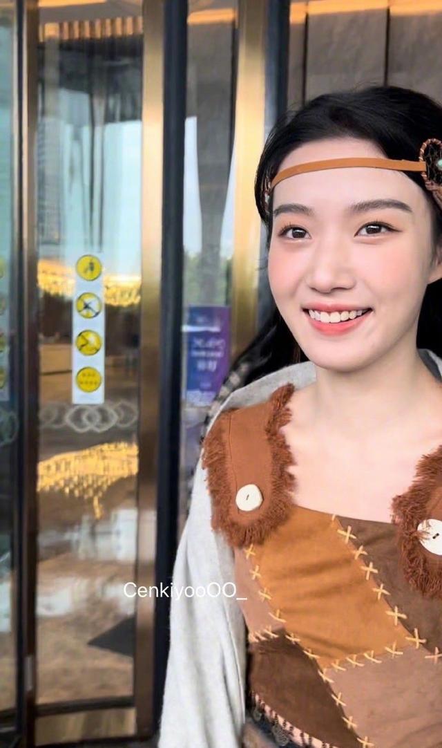卢昱晓《王牌对王牌》美拉德造型曝光 甜笑和路人比心