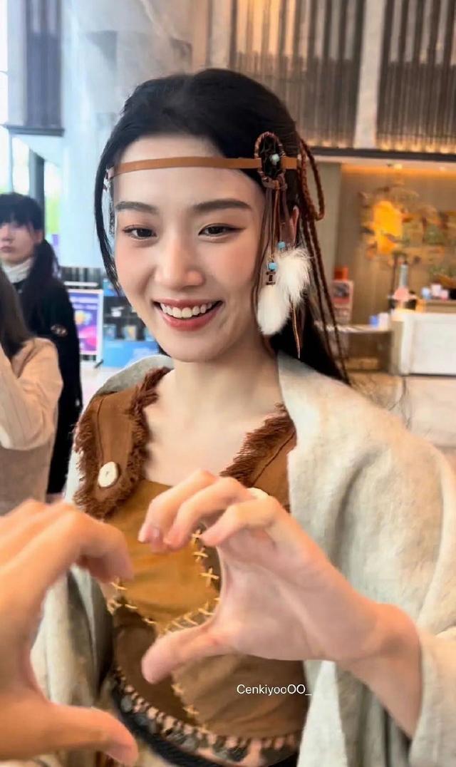 卢昱晓《王牌对王牌》美拉德造型曝光 甜笑和路人比心