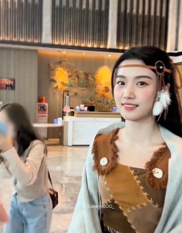 卢昱晓《王牌对王牌》美拉德造型曝光 甜笑和路人比心
