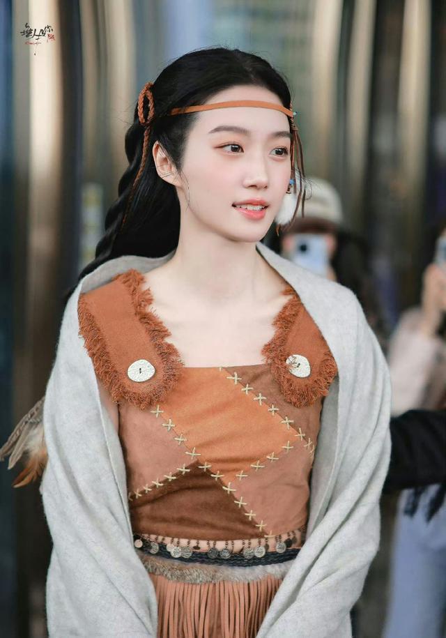 卢昱晓《王牌对王牌》美拉德造型曝光 甜笑和路人比心