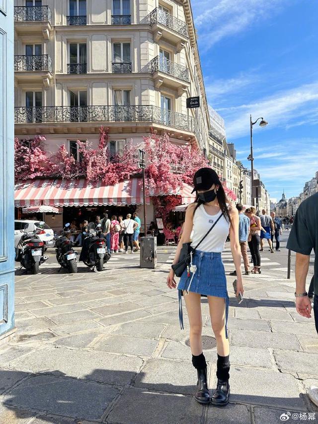 杨幂分享plog 漫步巴黎街头轻松随意时尚感在线