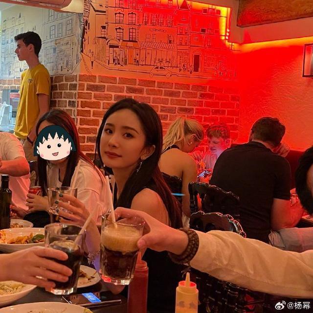杨幂分享plog 漫步巴黎街头轻松随意时尚感在线