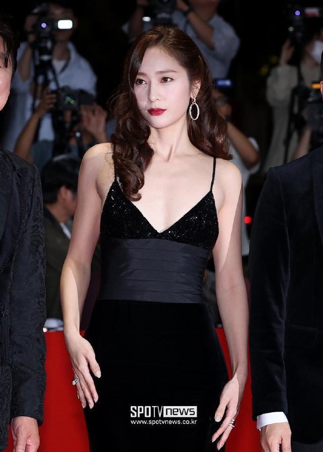 郑秀晶亮相釜山国际电影节红毯 黑色长裙贵气冷艳