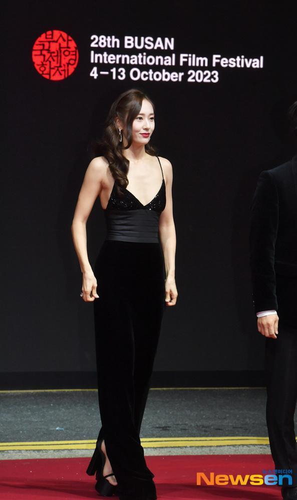 郑秀晶亮相釜山国际电影节红毯 黑色长裙贵气冷艳