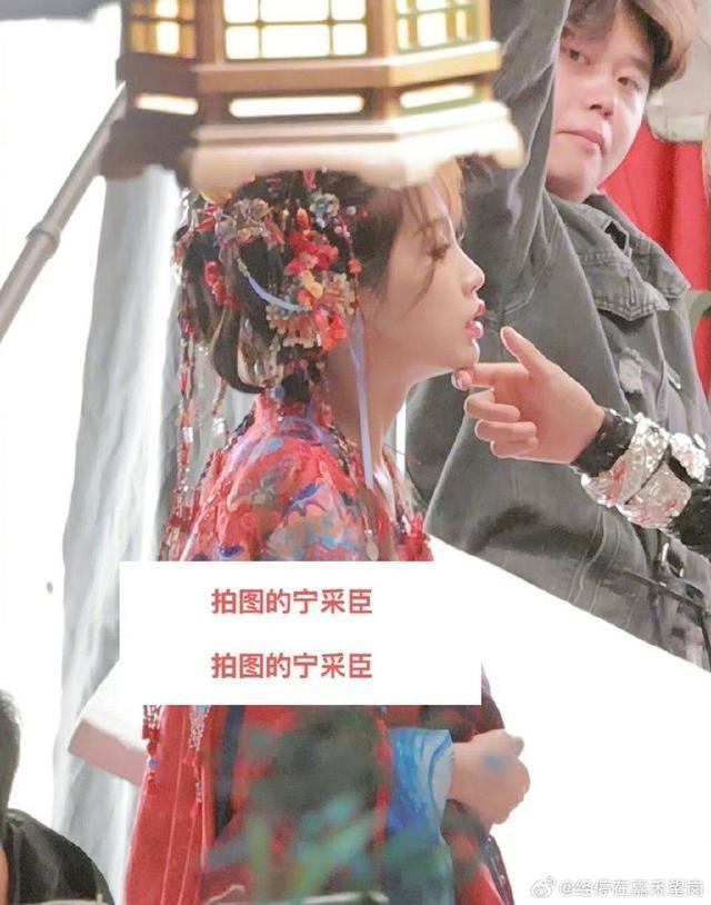 虞书欣《永夜星河》婚服路透曝光 红衣盘发娇媚灵动