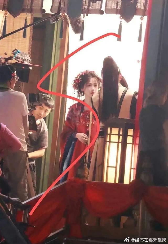 虞书欣《永夜星河》婚服路透曝光 红衣盘发娇媚灵动
