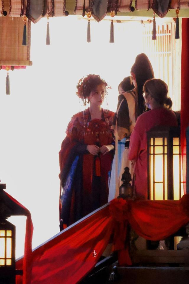 虞书欣《永夜星河》婚服路透曝光 红衣盘发娇媚灵动
