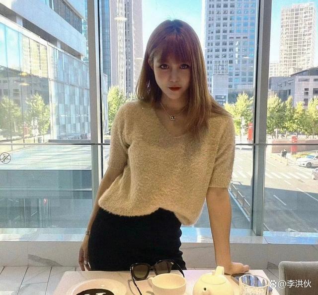 没坐在宝马车里哭，直接卷钱跑路？马诺被丈夫控诉骗钱骗感情