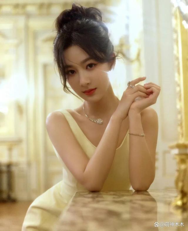 杨紫强凹美女人设，穿高定佩戴超70万珠宝，摆拍反被嘲