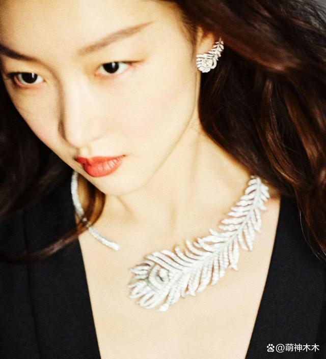 杨紫强凹美女人设，穿高定佩戴超70万珠宝，摆拍反被嘲