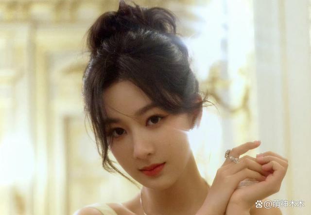 杨紫强凹美女人设，穿高定佩戴超70万珠宝，摆拍反被嘲