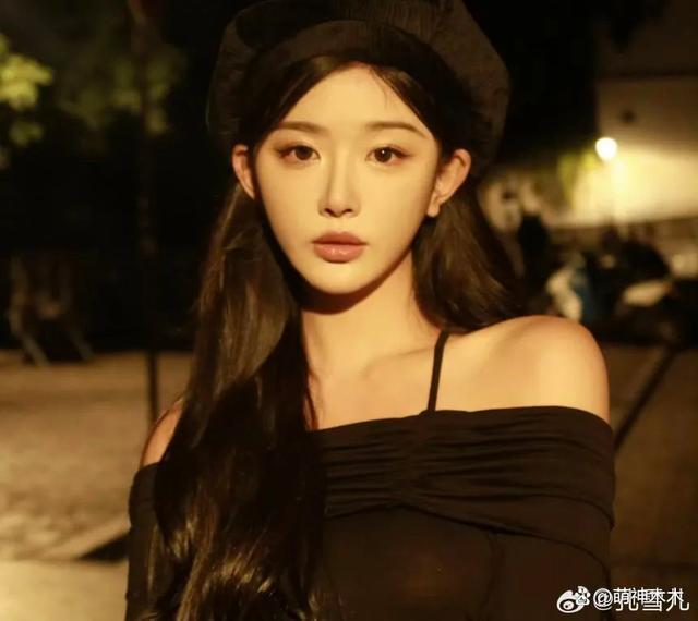 杨紫强凹美女人设，穿高定佩戴超70万珠宝，摆拍反被嘲