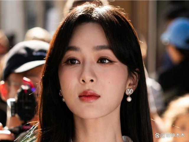 杨紫强凹美女人设，穿高定佩戴超70万珠宝，摆拍反被嘲