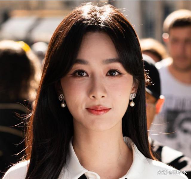 杨紫强凹美女人设，穿高定佩戴超70万珠宝，摆拍反被嘲