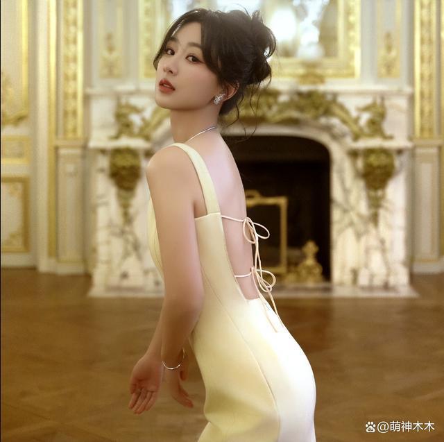 杨紫强凹美女人设，穿高定佩戴超70万珠宝，摆拍反被嘲