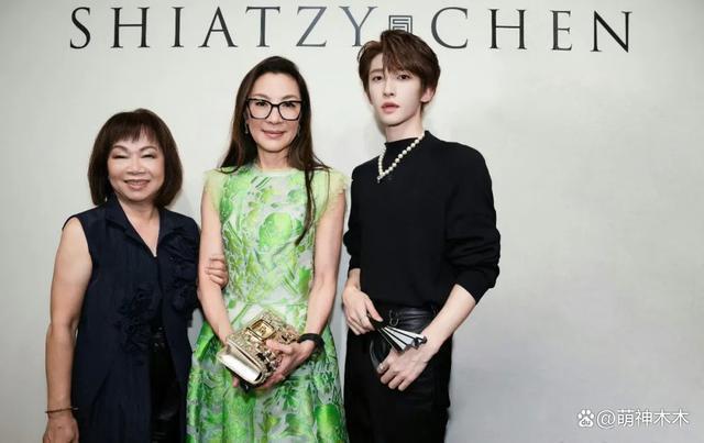 杨紫强凹美女人设，穿高定佩戴超70万珠宝，摆拍反被嘲