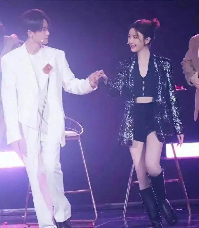 新恋情曝光，怒锤出轨渣男，终于遇真爱了？