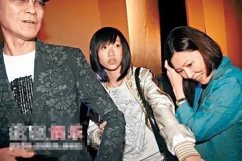 大女自杀，二女天后，秋官和他的四个女儿……