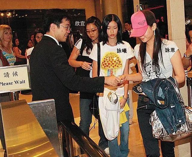 大女自杀，二女天后，秋官和他的四个女儿……