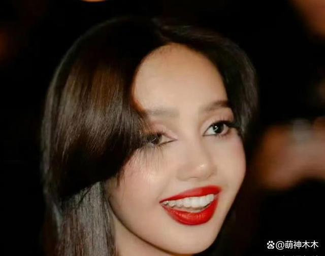 Lisa疯马秀表演照曝光！服装性感暴露，本人配文：缺人就联系我