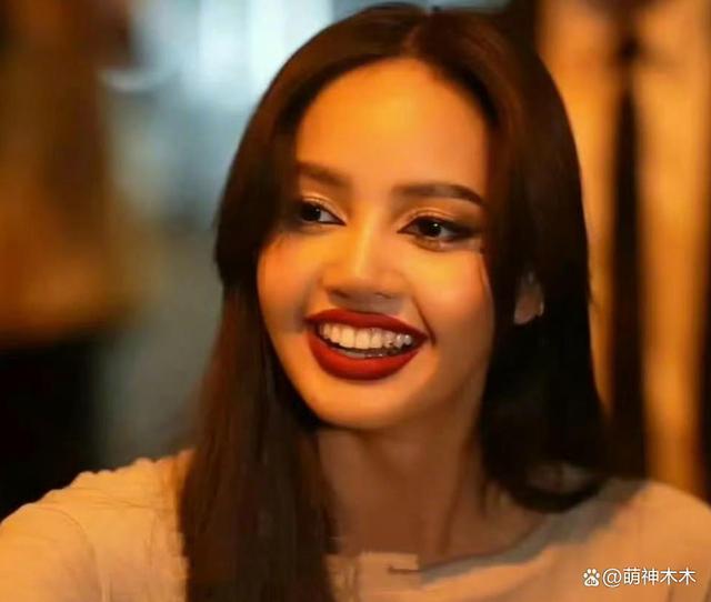 Lisa疯马秀表演照曝光！服装性感暴露，本人配文：缺人就联系我