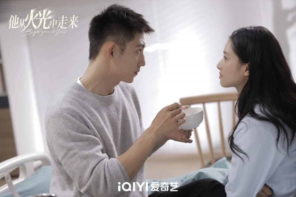 《他从火光中走来》，一次行业剧与观众的双向奔赴