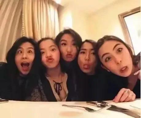 还记得邱淑贞女儿沈月吗？和妈妈越来越像了？