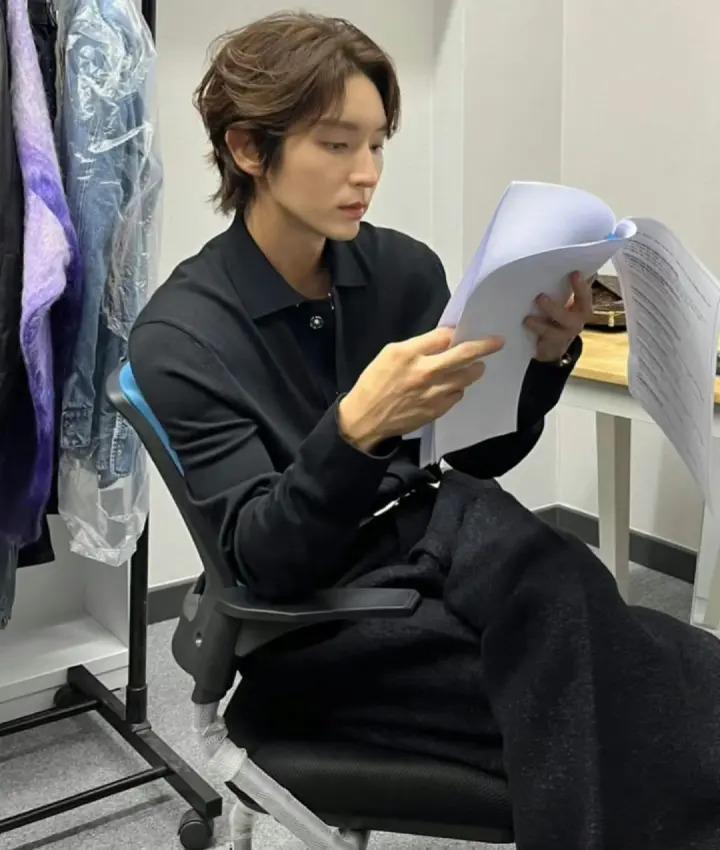 自律到7年不吃碳水，41岁的他居然长这样……