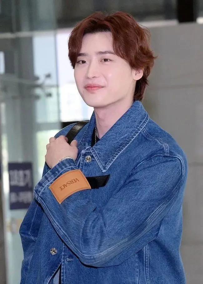 自律到7年不吃碳水，41岁的他居然长这样……