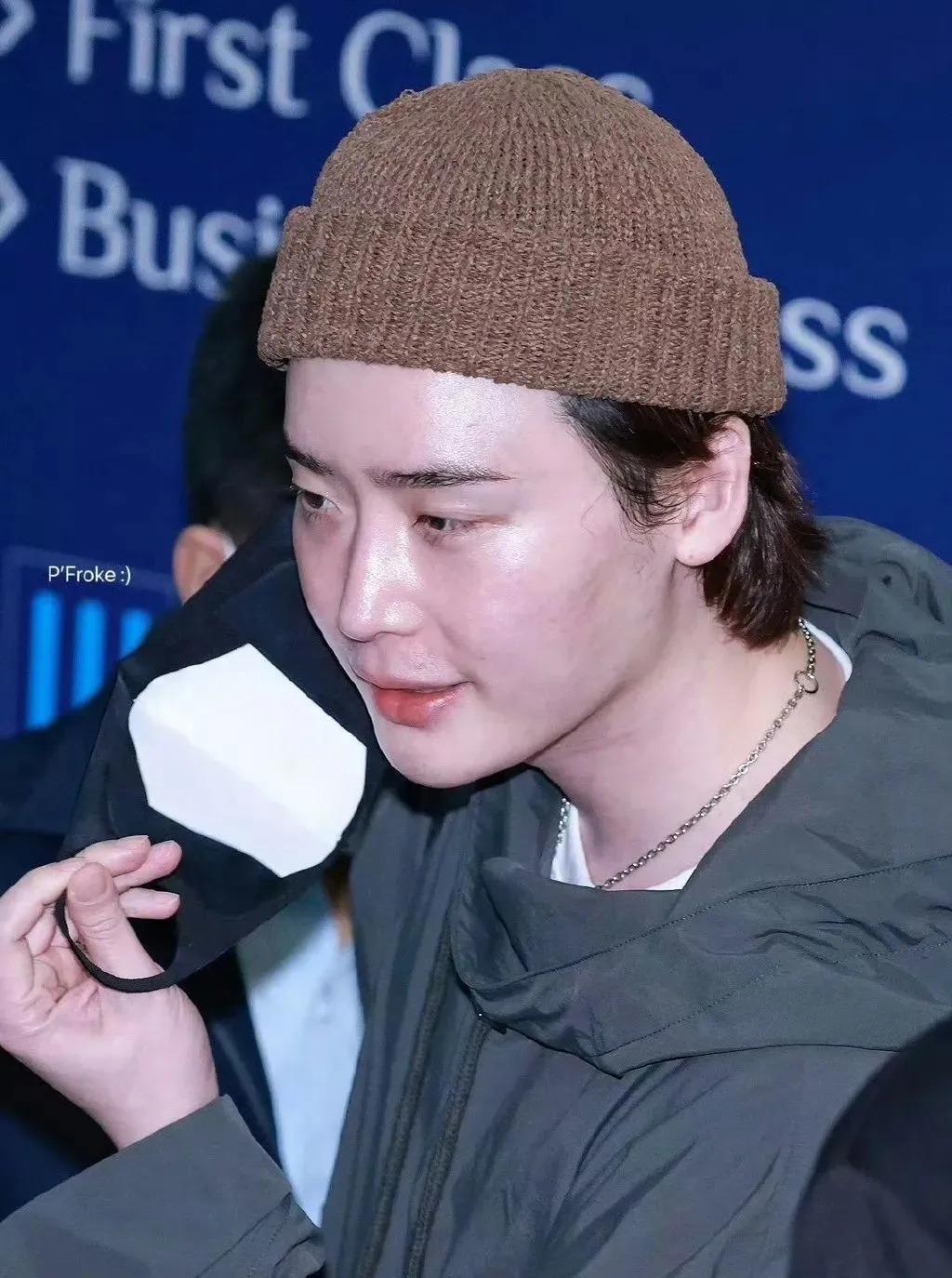 自律到7年不吃碳水，41岁的他居然长这样……