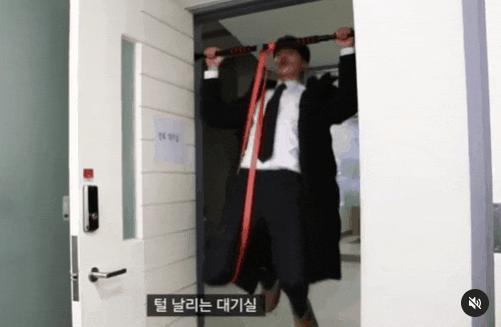 自律到7年不吃碳水，41岁的他居然长这样……
