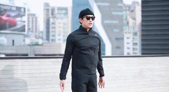 自律到7年不吃碳水，41岁的他居然长这样……