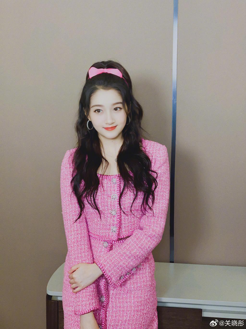 关晓彤穿粉色套装甜美可人 头戴蝴蝶结卖萌