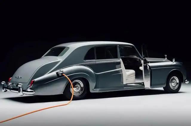 老头狂喜！欧洲的老爷车靠 “ 油改电 ” 复活了。