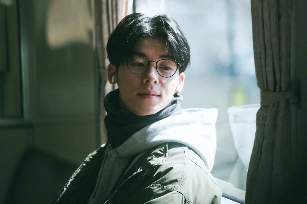 苹果商店下架涉黄软件 / 余承东谈问界销量：起死回生 / 微软下月将推出首款 AI 芯片