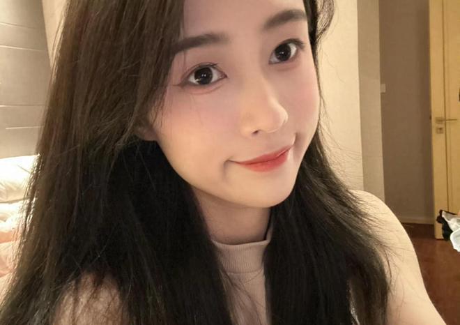 王思聪搂新女友蹦迪 女方年仅23岁身材傲人爱跳舞