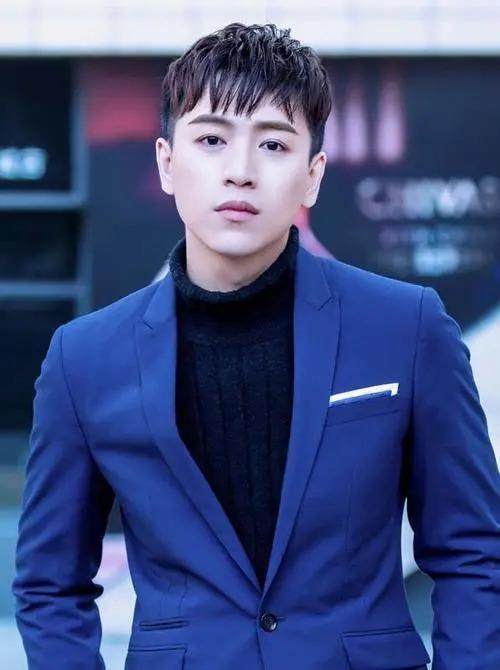 演员关宇曝卓伟瓜被买走，R姓男星花了三千万，任嘉伦陷争议